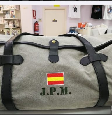 Bolsa de viaje personalizada con bordados